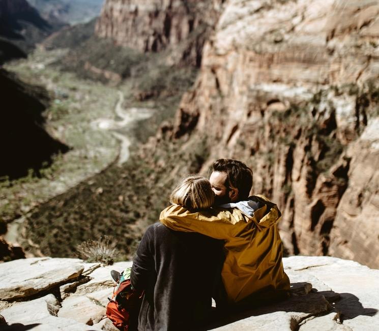 un couple se retrouve ensemble en voyage