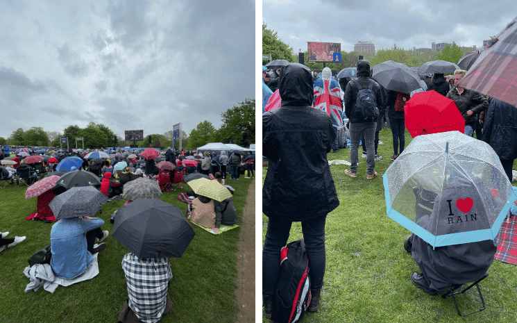 La foule sous la pluie pour le couronnement de Charles III