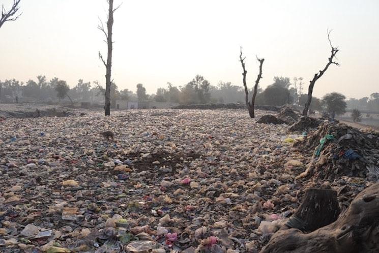 Une déchetterie en Inde qui pollue la planète