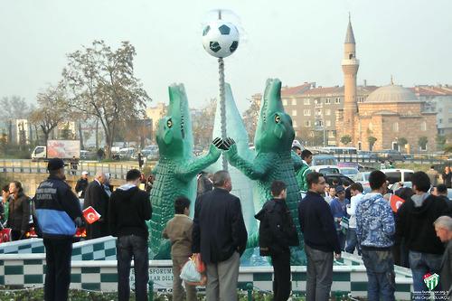 crocodiles statue insolite