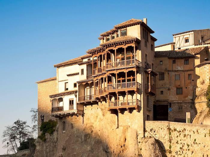 des maisons collées à une roche à cuenca en espagne