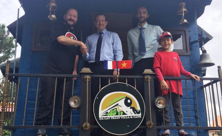 Curtis et Nicolas Leymonerie sur le train de Dalat