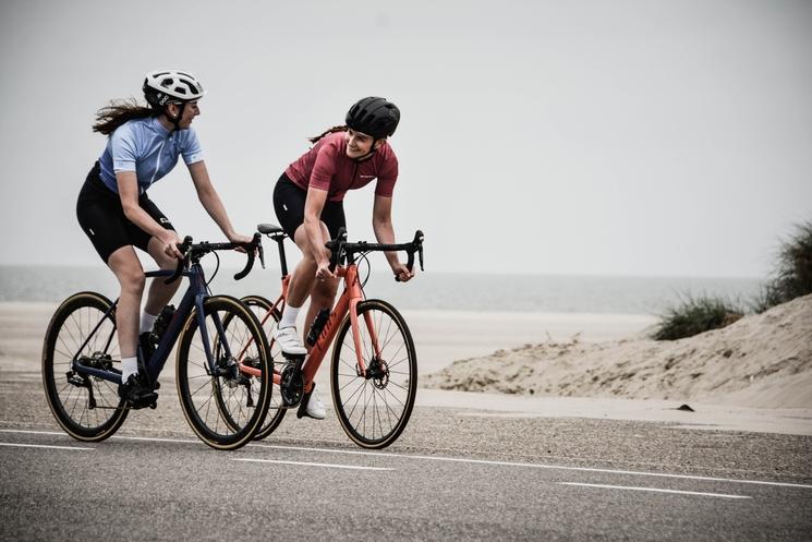 Deux personnes faisant du vélo, le deuxième sport le plus pratiqué par les Français