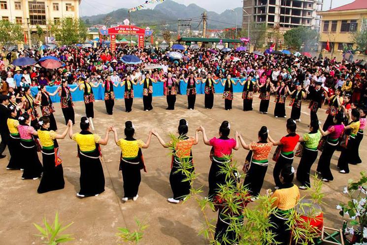 la danse Xoe, traditionnelle au Vietnam 