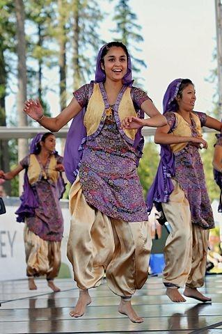 une danse bhangra pour Lohri en Inde du nord