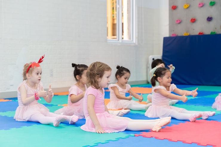 Cours de dans avec des jeunes filles