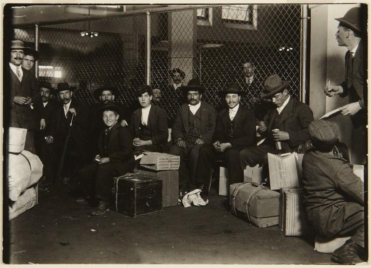 Un groupe d'immigrés italiens attendant à Ellis Island