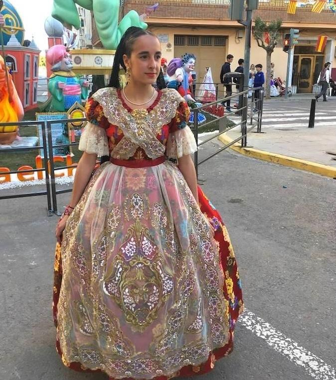 une jeune fallera avec son costume traditionnel