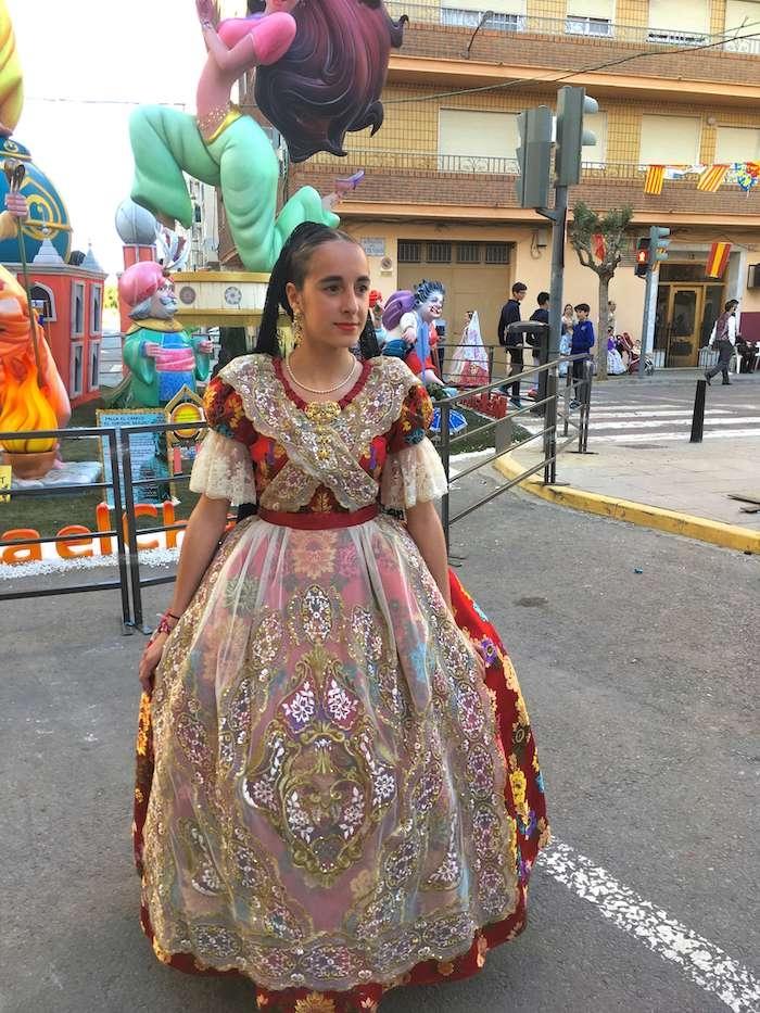 une fallera avec un costume traditionnel lors du défilé des Fallas