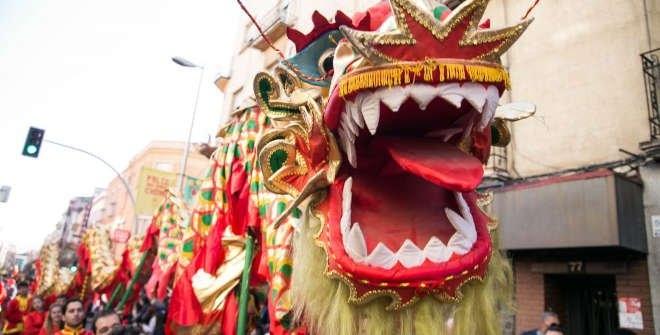 défilé nouvel an chinois madrid avec dragon