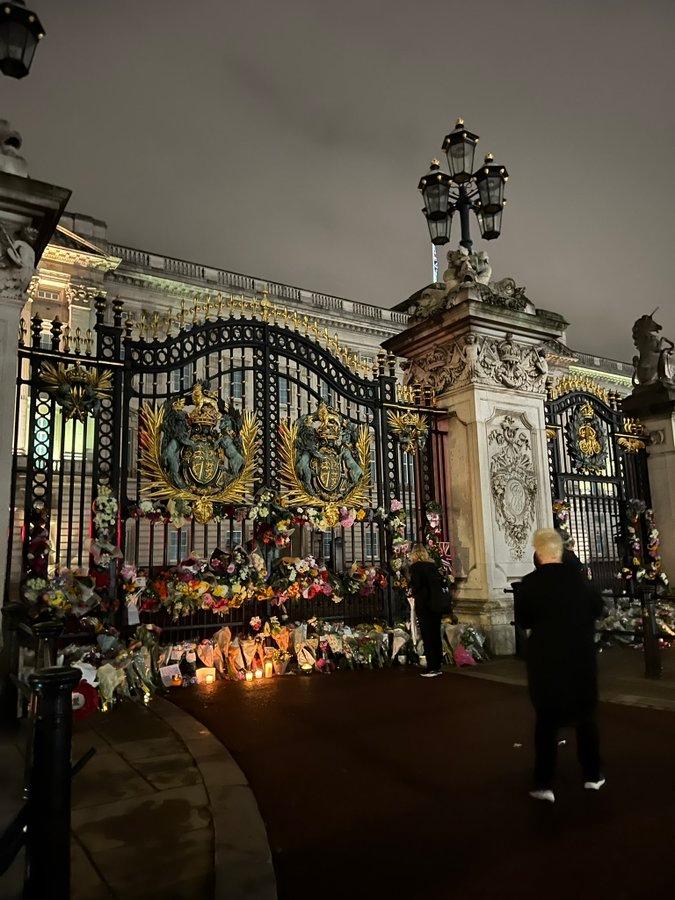 des fleurs et des prières sont déposées devant le palais de Bukingham 