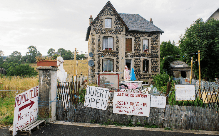 Marketing maison pour ce restaurant de burger et producteur de safran dans le Cantal