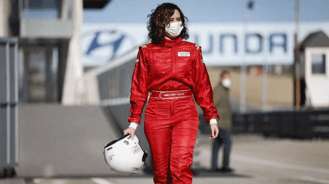 Isabel diaz ayuso habillée en pilote professionnel