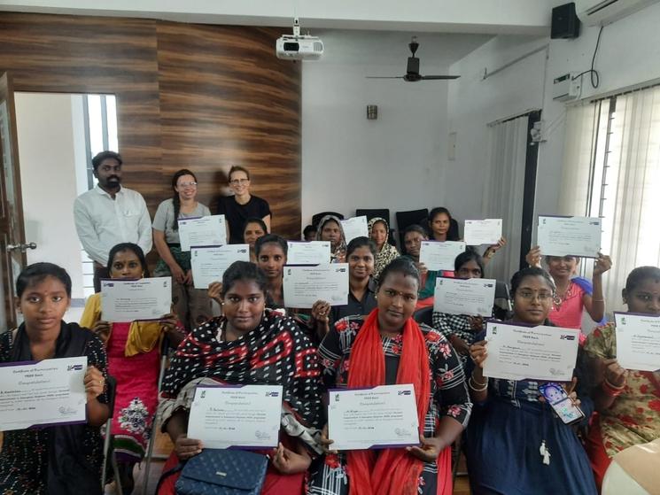 Les 15 participantes obtiennent leur certificat. Photo : Chennai Accueil