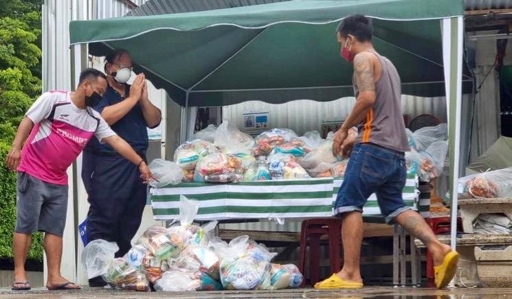 distribution de nourriture à bangkok