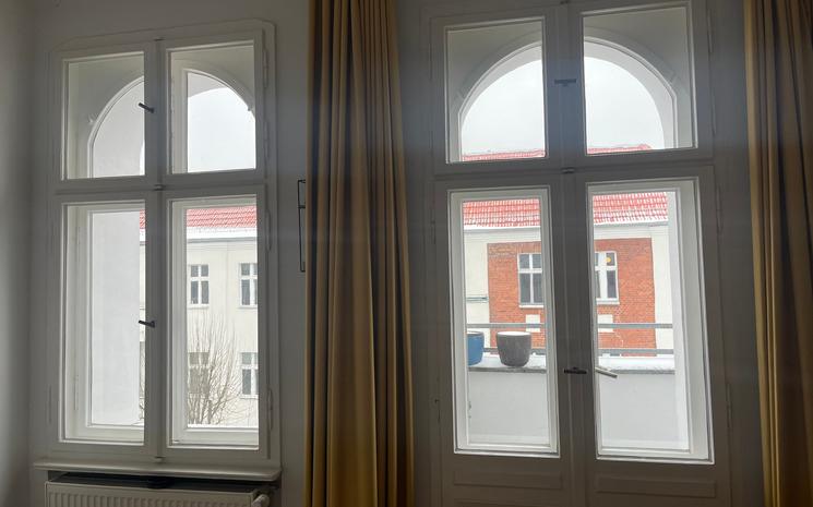 photo des doubles fenêtres dans un appartement à Berlin