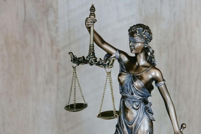 allégorie de la justice avec une balance et un bandeau sur les yeux