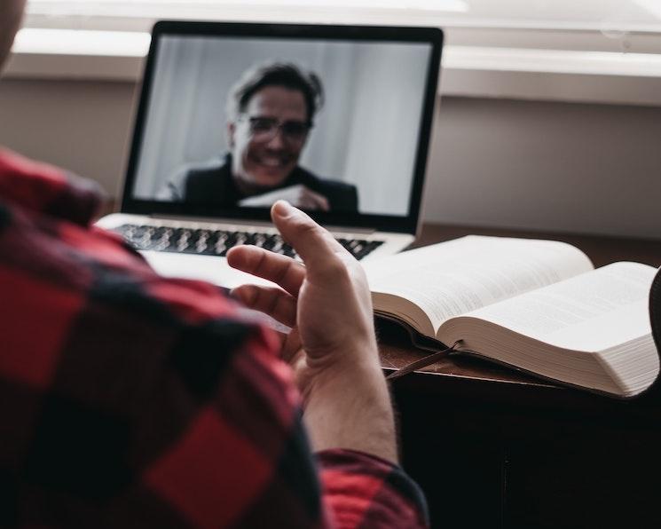 Un expatrié en télétravail lors d'une réunion Zoom