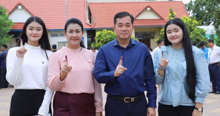 élection au Cambodge; les votants exhibent leur index 