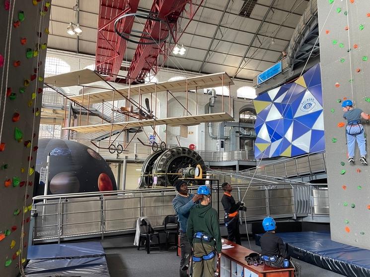 Avion ancien et mur d'escalade à SCI BONO