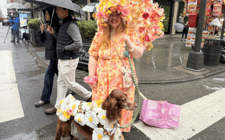 Jessie accompagnée  de son chien pour défiler lors de la parade