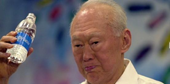 lee Kuan Yew boit de l'eau newater