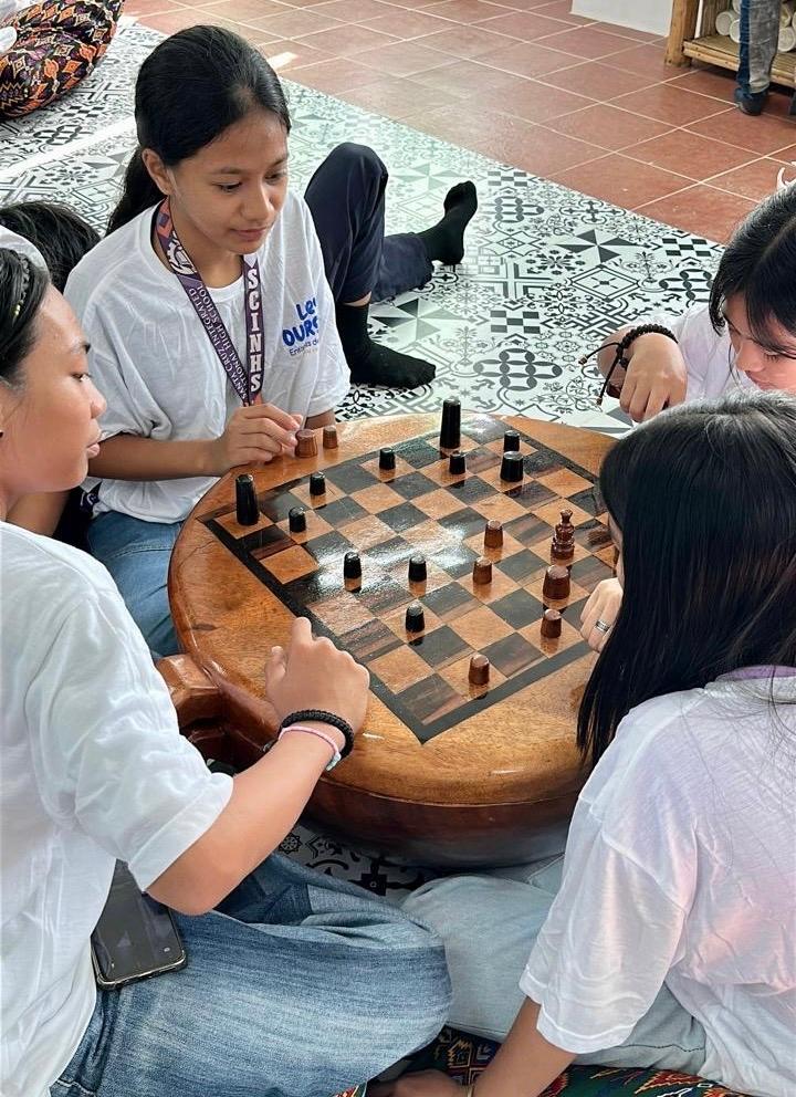 Dans une ludothèque les lycéens viennent s’initier aux jeux de société après l'école 