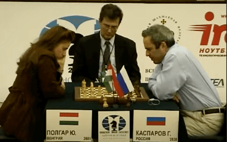 Judith Polgar (gauche) et Garry Kasparov (droite) pendant leur match à Moscou en 2002, remporté par Judith Polgar