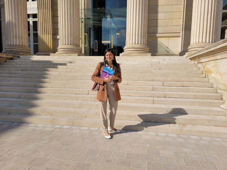 Eleonore Caroit, députée de la deuxième circonscription des Français de l'étranger en déplacement devant l'Assemblée nationale