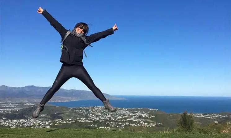 Femme qui saute dans les airs