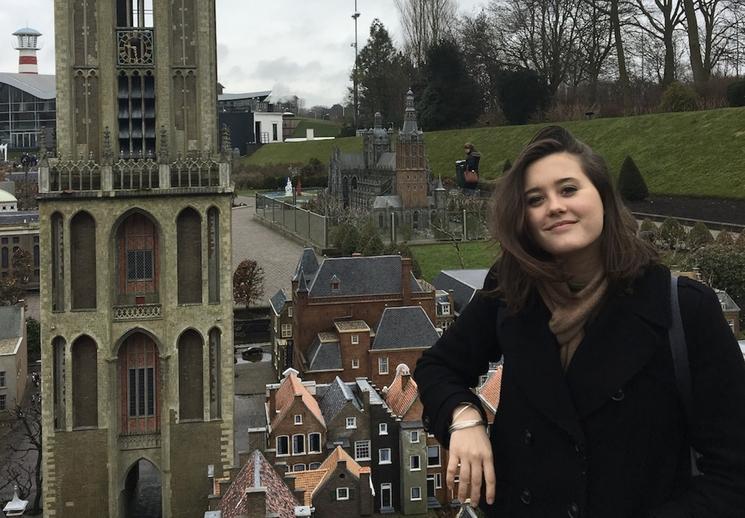 Emma Dailey devant une miniature de la Tour Dom d'Utrecht, à Madurodam, La Haye.