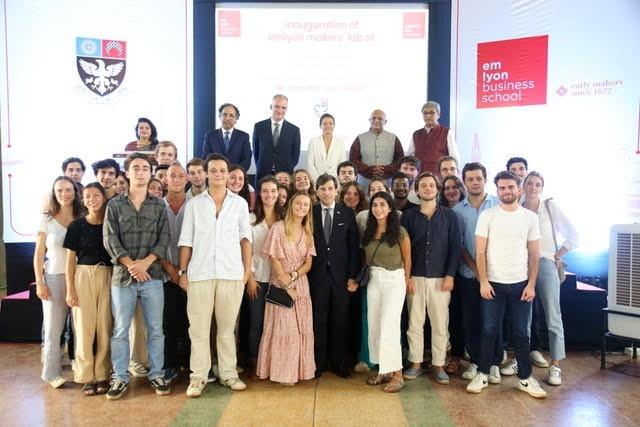 Photo de famille pour l'inauguration du makers lab d'emlyon au St Xaviers college mumbai