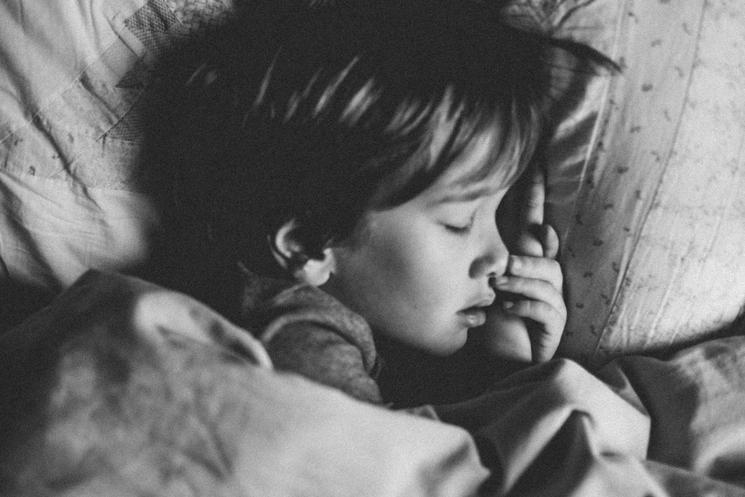 une enfant est triste dans son lit le soir 