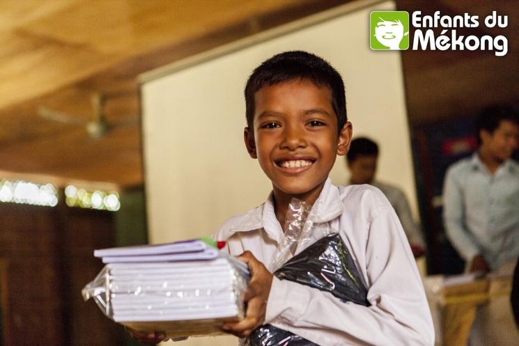 enfant qui porte des livres scolaires