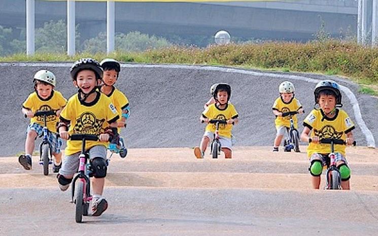 enfants en velo a hong kong