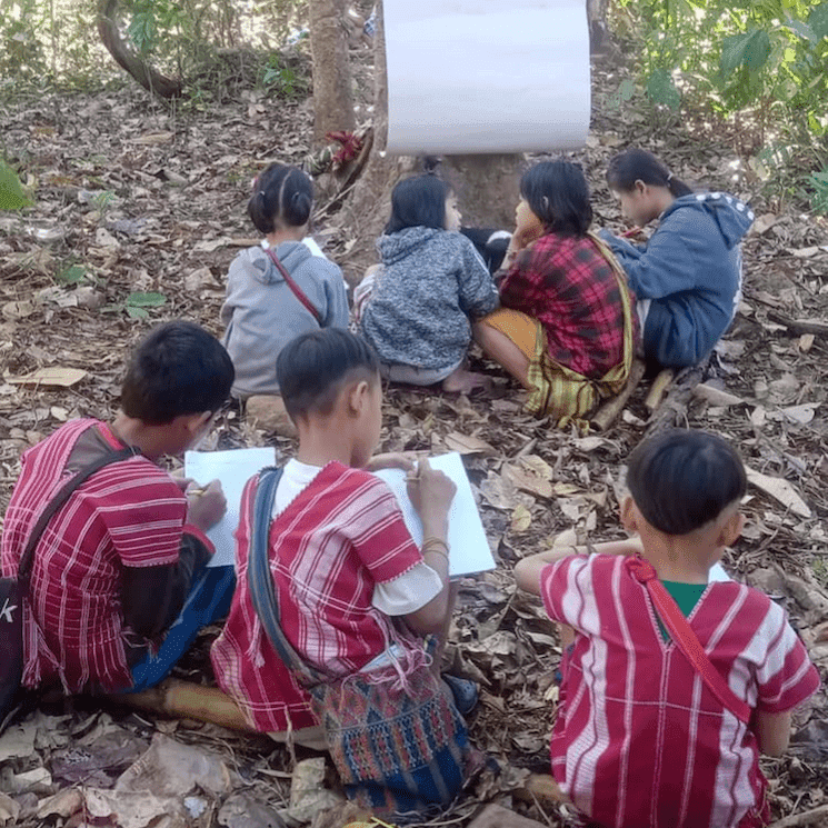 Des enfants à l'école dans la jungle birmane grâce à l'association Children of the Mekong, basée à Londres