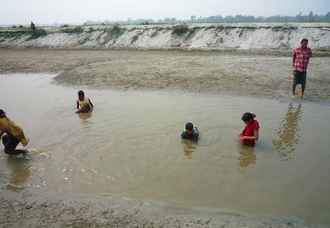 Enfants pêchant dans le fleuve Teesta au Bangladesh