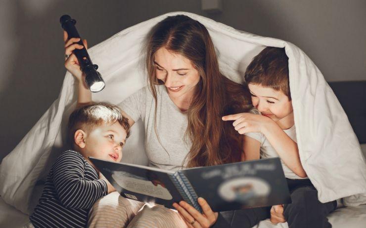 Maman qui lit avec ses enfants