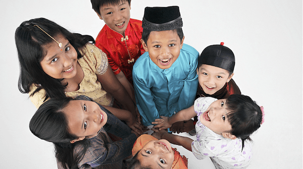 Des enfants singapouriens le jour du Racial Harmony Day. Photo: Hometeamns.sg