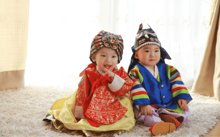 des enfants portant un hanbok pour Eorininal