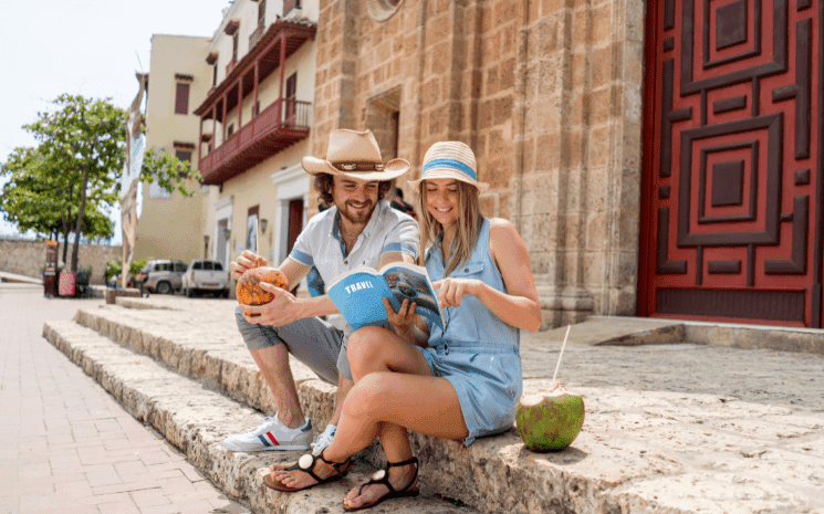 Des étudiants Erasmus utilisant un guide de voyage pour se repérer