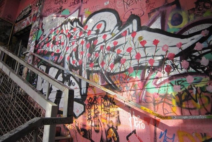 Cage d'escalier recouverte de graffitis au Tacheles en 2011