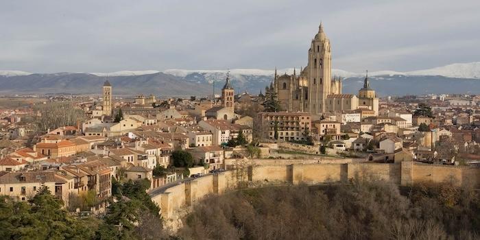 ségovie avec ses muraille et sa cathédrale