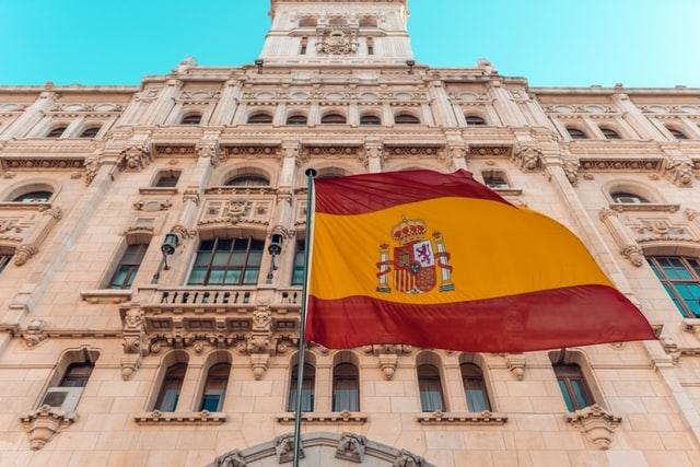 un bâtiment avec un drapeau espagnol