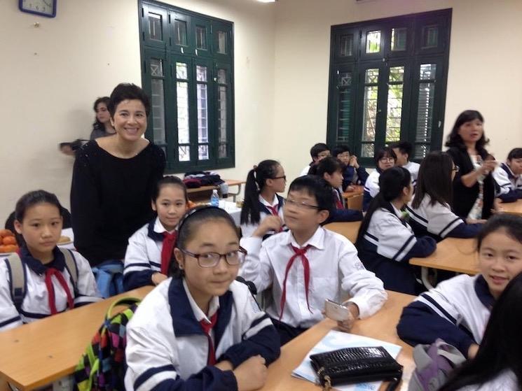 Lorsque Madame Eva Nguyen Binh était directrice IF Vietnam / Visite aux écoliers apprenant le français