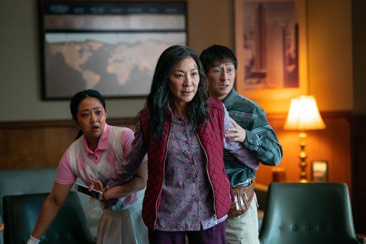 Evelyn wang et sa famille dans everything everywhere all at once