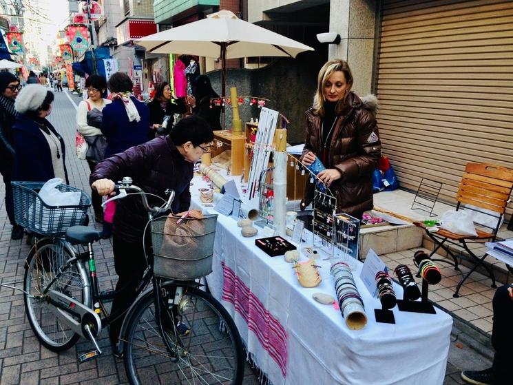 Frédérique sur un marché avec ses créations