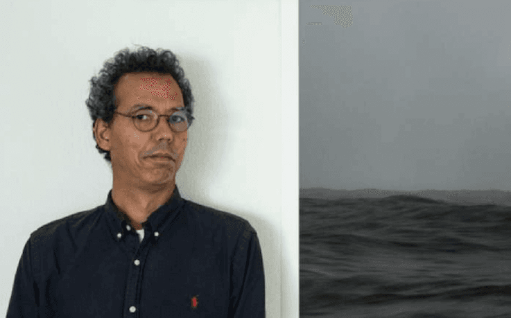 Jonas Lim à côté d’une de ses photos de l’Antarctique (© Intersections)