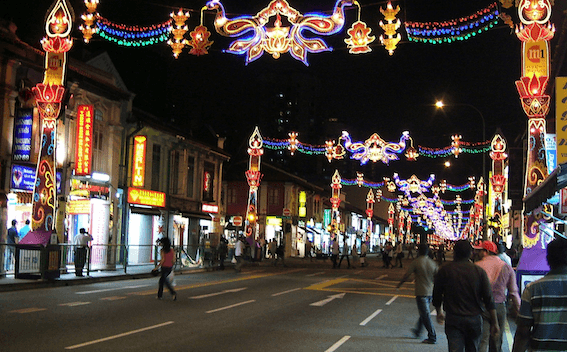 'Little India- Serangoon Road Singapore Diwali 2009' by Shankar S. licensé par CC BY 2.0