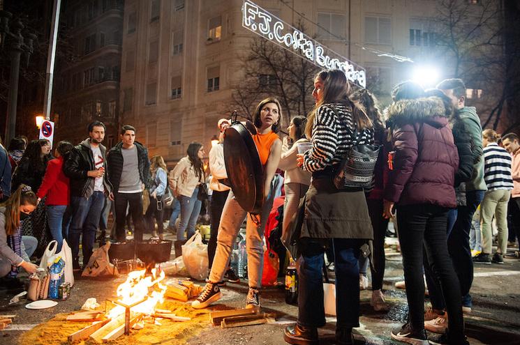 des personnes à côté d'un feu